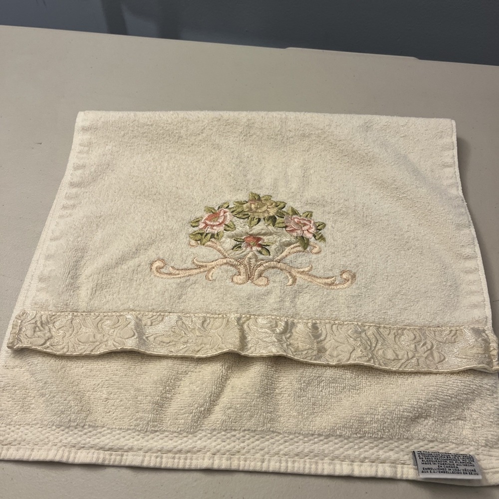Avanti Ivory Rose Floral Hand‎ Towel Embellished Bath Decor Cottagecore